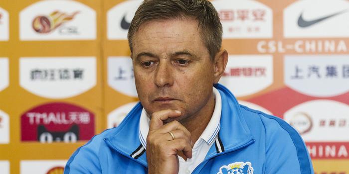  勒沃库森核心伤退，主帅批医疗组失职  